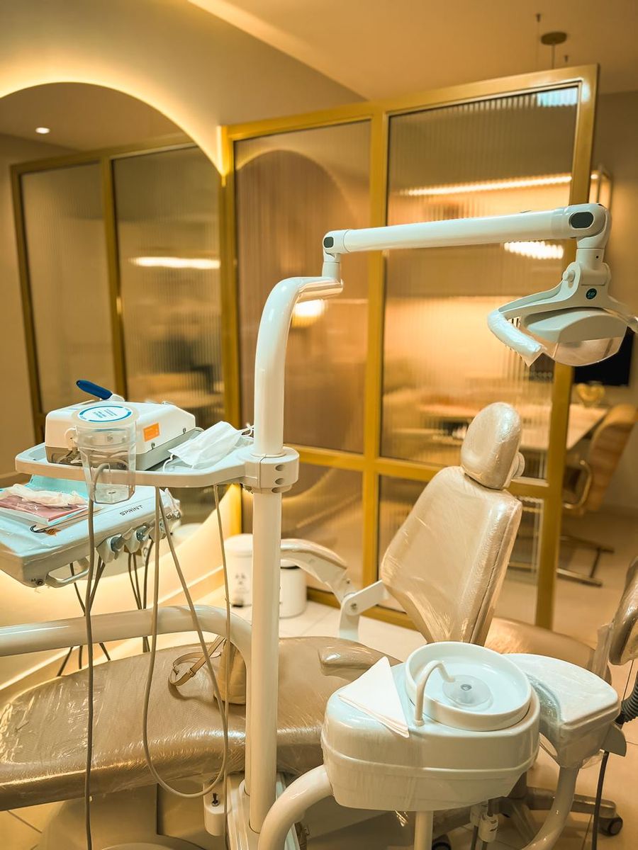 Cadeira odontológica preparada com barreiras de biossegurança no consultório da Dra. Lais Leal.